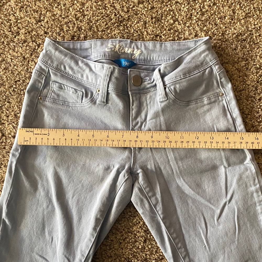 Junior’s Light Wash Skinny Jeans - Picture 5 of 12